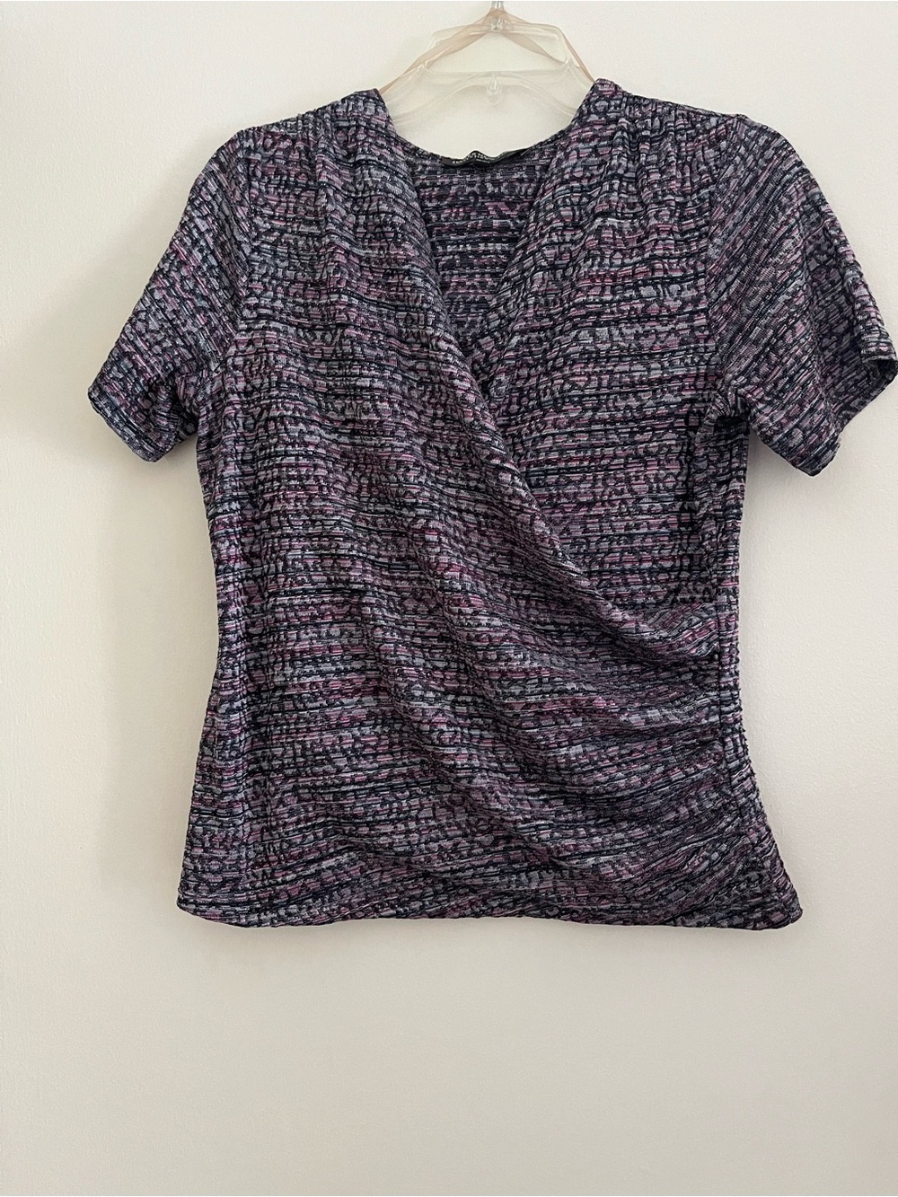 Jones of New York Collection Draped Surplice Short Sleeve Top in Blue/Pink 
Sz/M